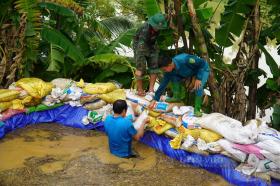 Thanh Hóa: Đê bối bị thấm, 200 cán bộ, chiến sỹ và người dân thần tốc vá, hàn  第7张