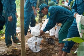 Thanh Hóa: Đê bối bị thấm, 200 cán bộ, chiến sỹ và người dân thần tốc vá, hàn  第9张