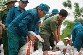 Thanh Hóa: Đê bối bị thấm, 200 cán bộ, chiến sỹ và người dân thần tốc vá, hàn  第12张