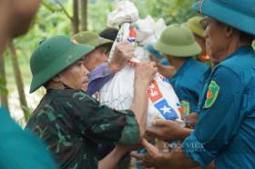 Thanh Hóa: Đê bối bị thấm, 200 cán bộ, chiến sỹ và người dân thần tốc vá, hàn  第13张