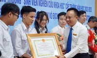  Đại sứ quán Ba Lan tặng gần 400 cuốn sách cho sinh viên Đại học Hàng hải Việt Nam 