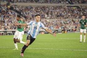 Messi ghi hat-trick, giúp Argentina thắng 6-0 